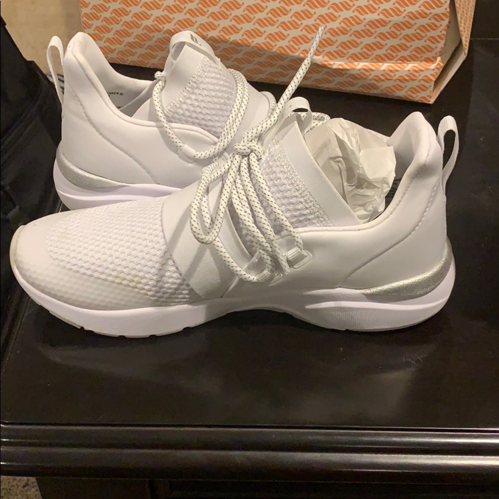 Fabletics White Running Shoes - Picture 4 of 7
